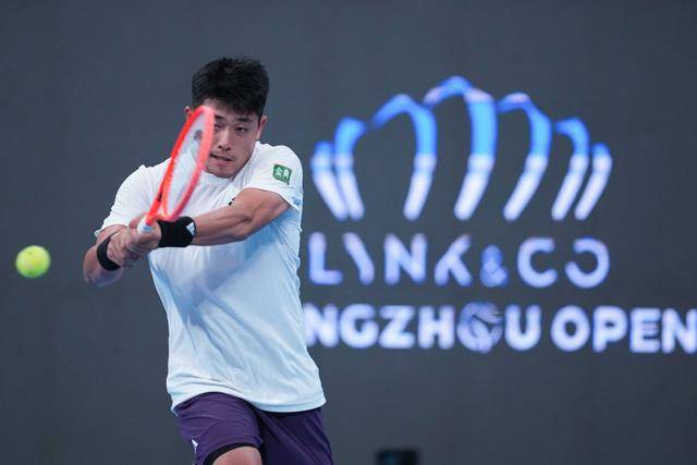 杭州网球公开赛：吴易昺逆转梅德韦杰夫挺进四强