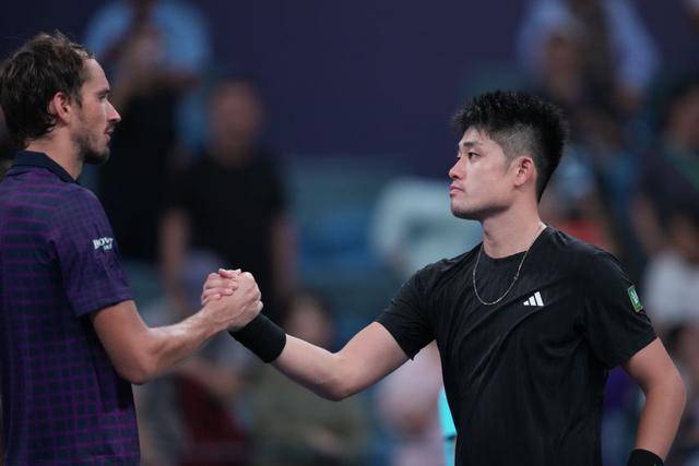 杭州网球公开赛：吴易昺逆转梅德韦杰夫挺进四强