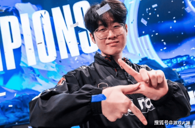 S14冠军皮肤开始宣传,zeus却被区别对待,登录页面被故意遮挡