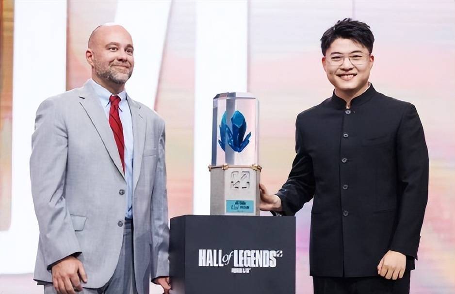 LOL第三位名人堂出炉，两款高人气专属皮肤，网友：Bin不配？