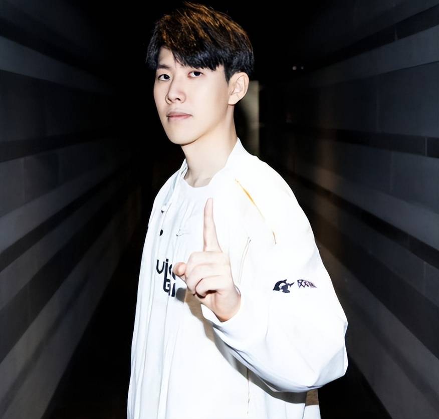 LOL第三位名人堂出炉，两款高人气专属皮肤，网友：Bin不配？